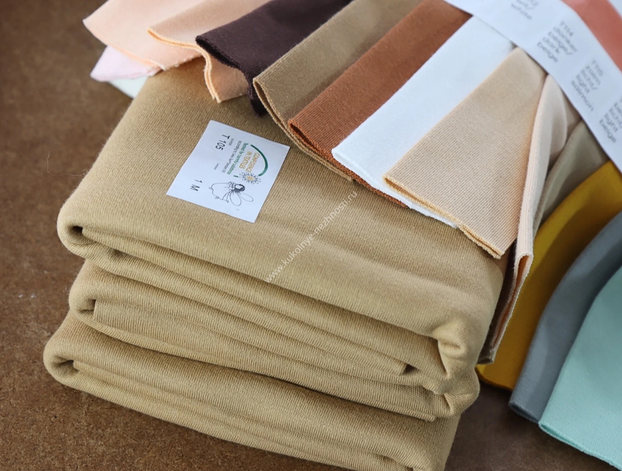 Натуральная ткань для кукол с уникальной текстурой - фото материала крупным планом