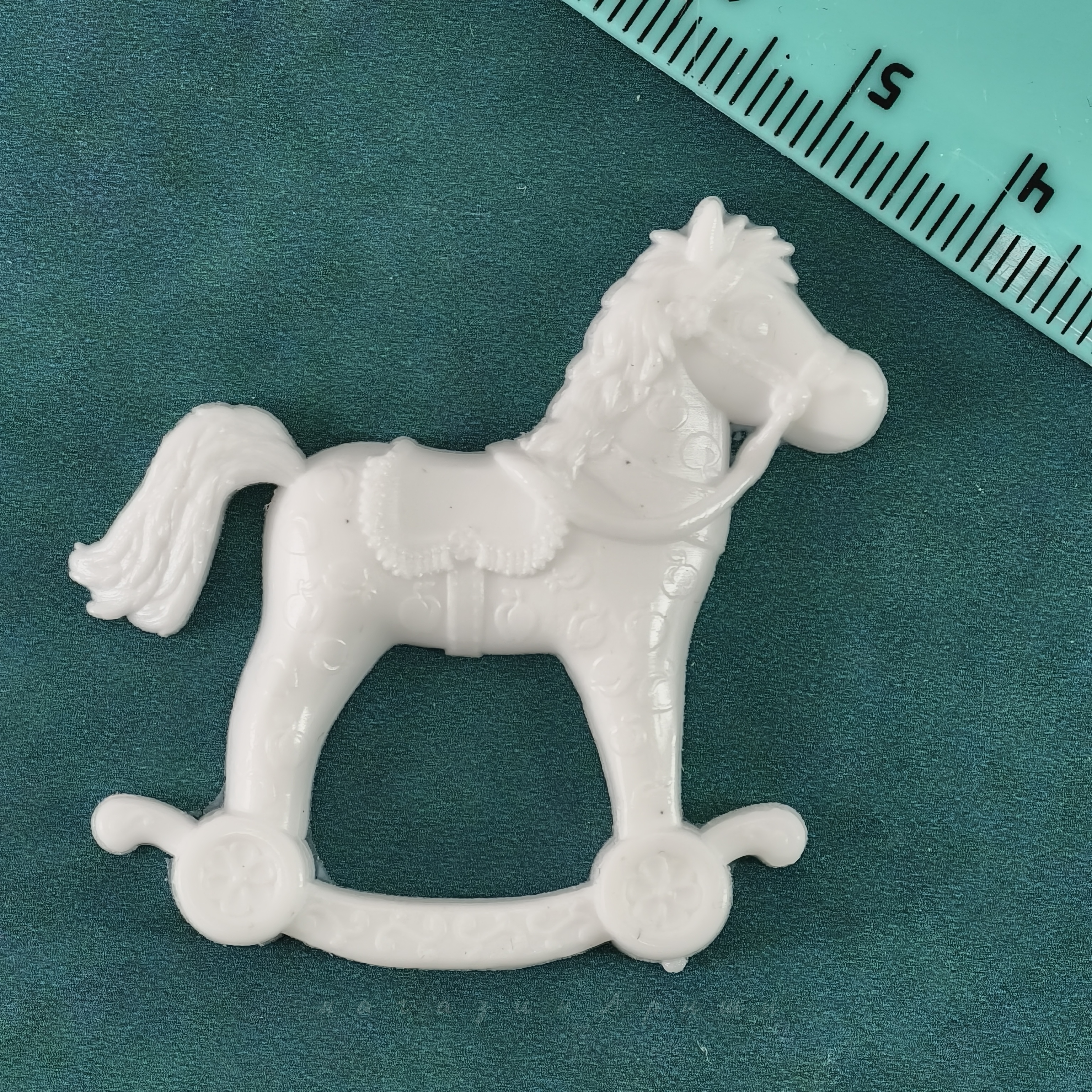 картинка Декоративная фигурка "Лошадка-качалка " маленькая (Л011) 4.5×4.5 см от магазина Ариши Рукодельные нежности