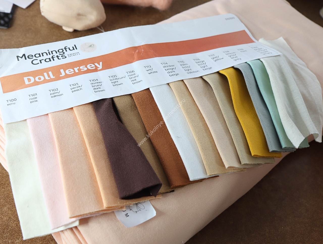 Натуральная ткань для кукол с уникальной текстурой - фото материала крупным планом