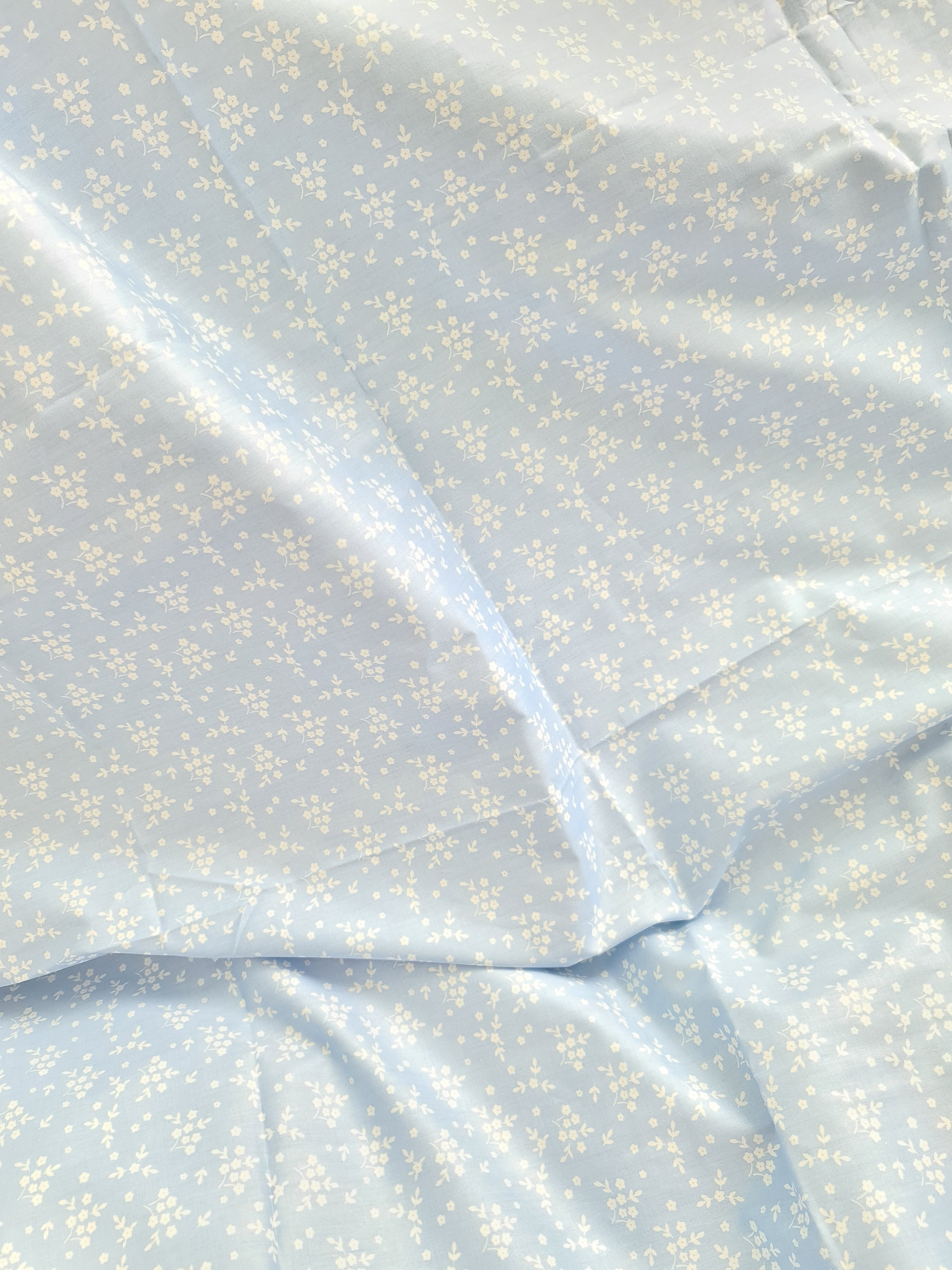 картинка Ткань хлопок "Голубые незабудки "  сатин  . от магазина Ариши Рукодельные нежности