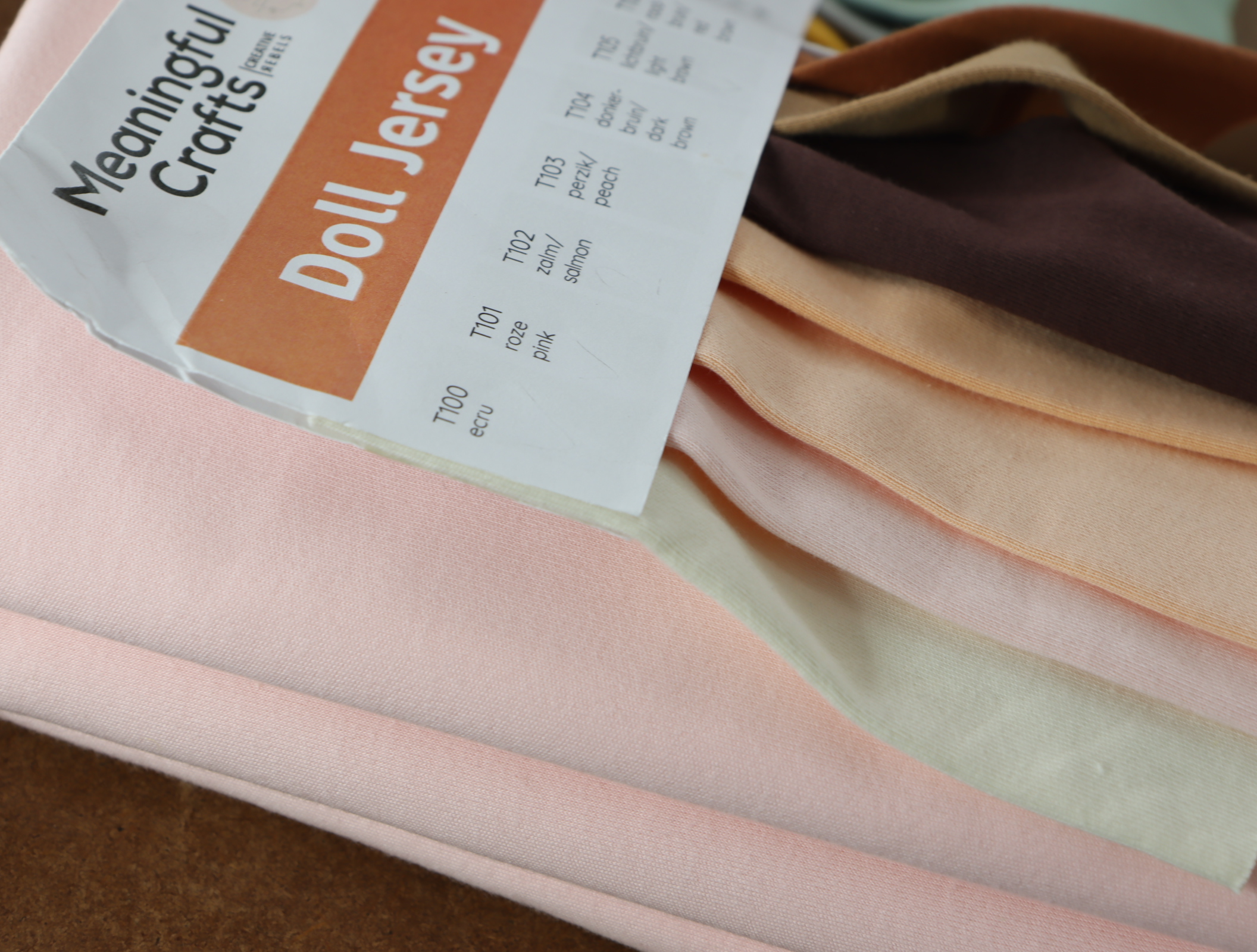 Натуральная ткань для кукол с уникальной текстурой - фото материала крупным планом