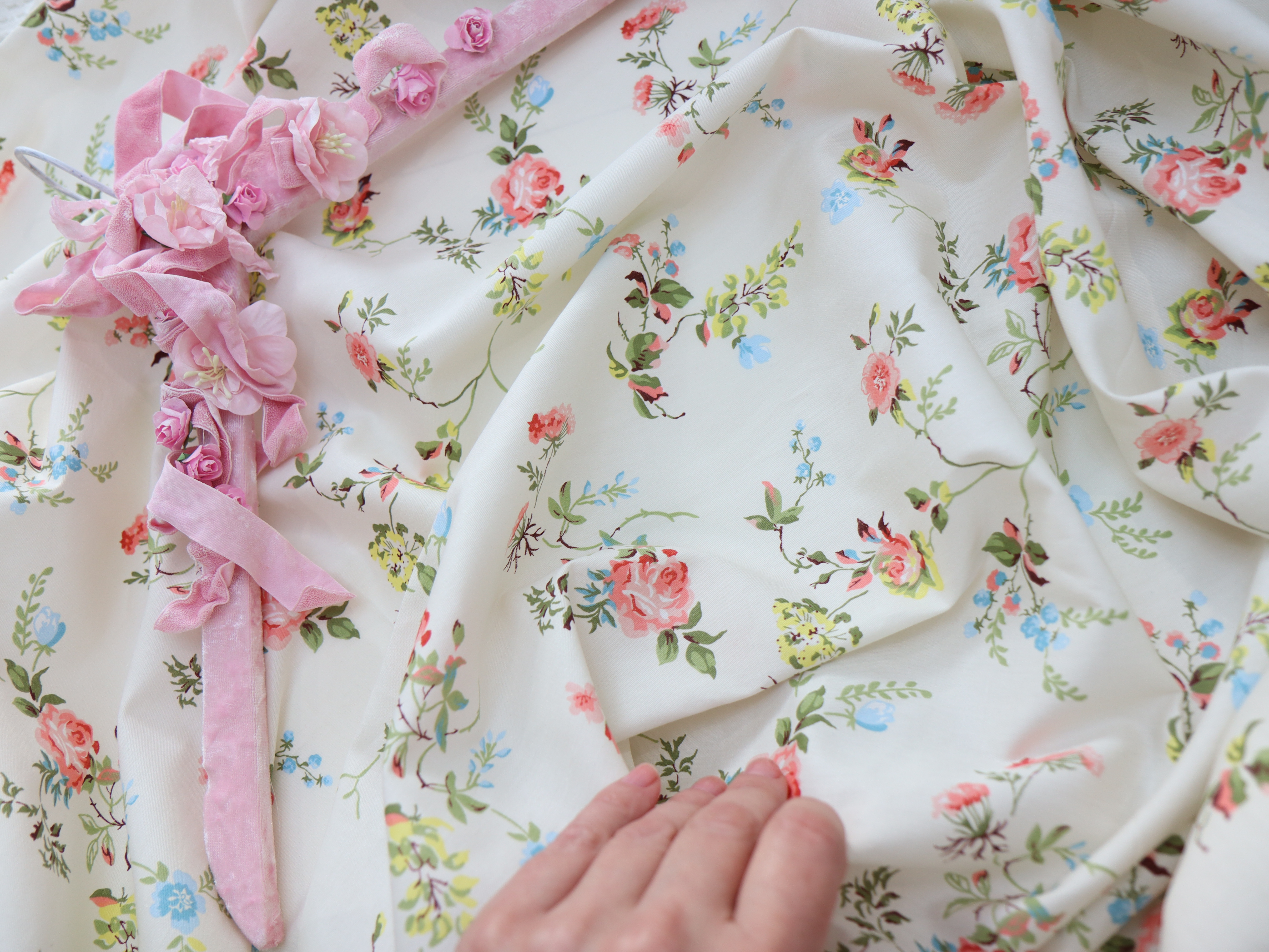 картинка Ткань хлопок "Летняя фантазия" молочный . от магазина Ариши Рукодельные нежности