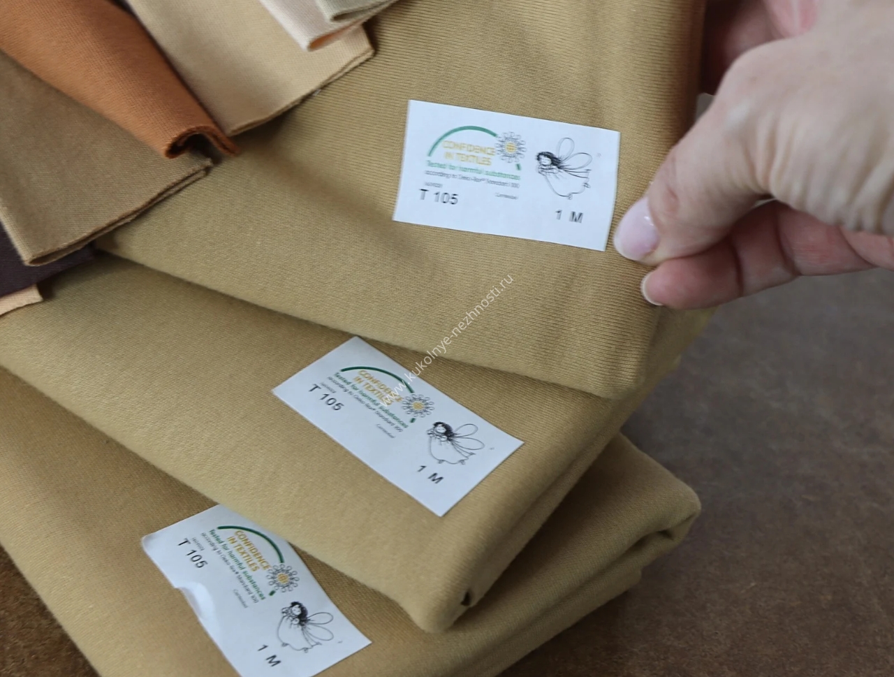 Натуральная ткань для кукол с уникальной текстурой - фото материала крупным планом