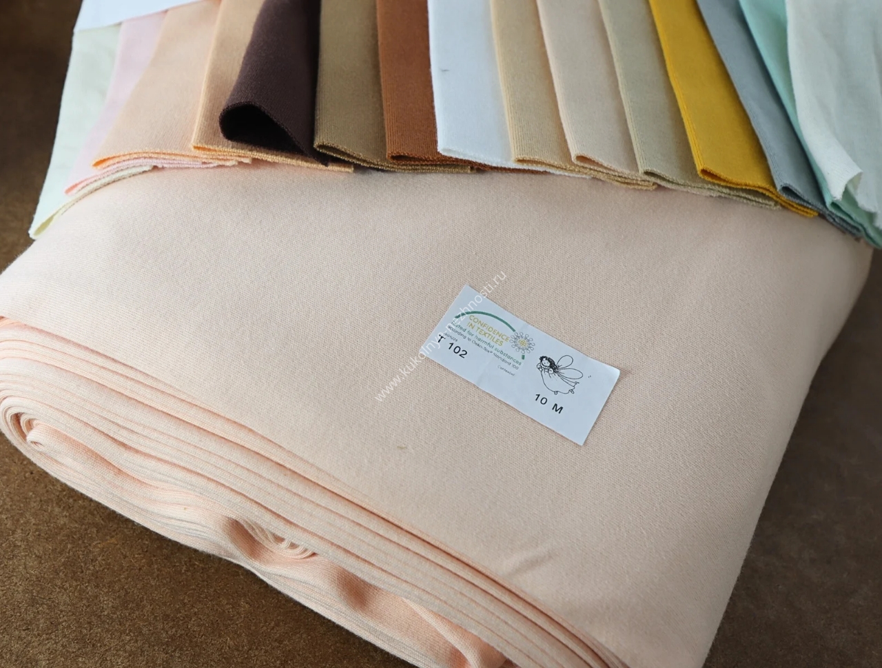 Натуральная ткань для кукол с уникальной текстурой - фото материала крупным планом