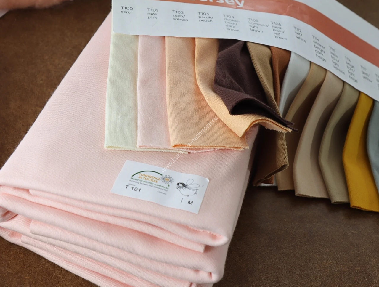 Натуральная ткань для кукол с уникальной текстурой - фото материала крупным планом