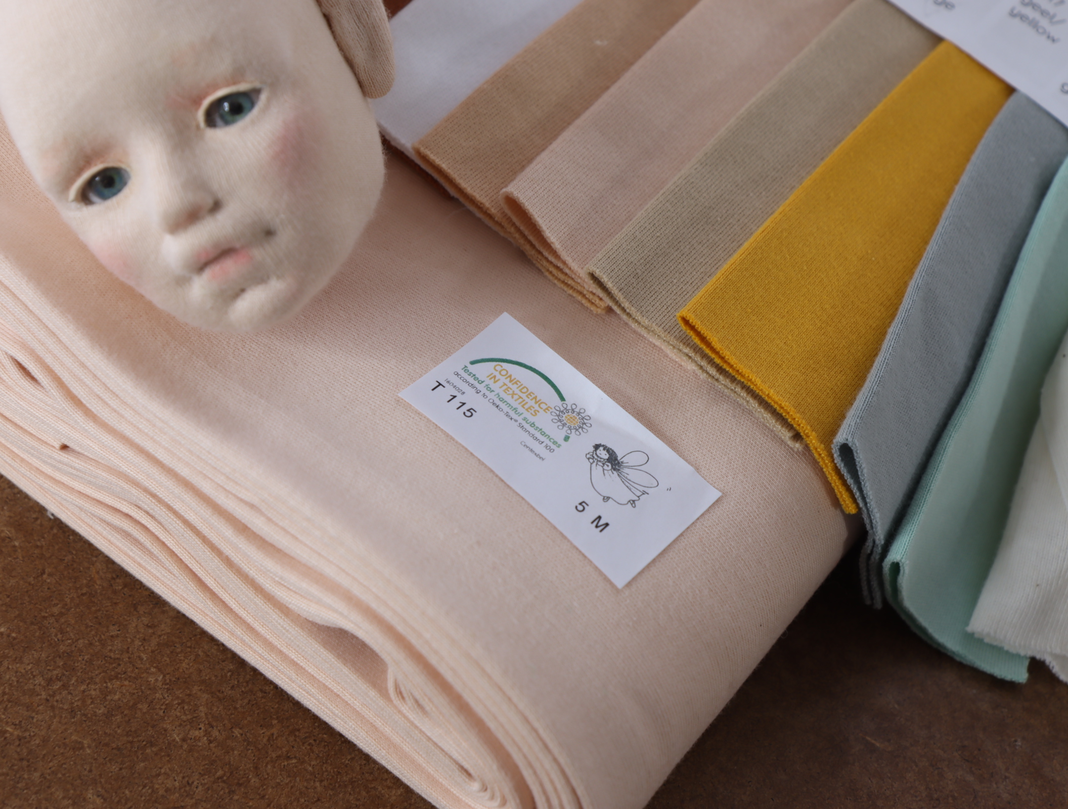 Натуральная ткань для кукол с уникальной текстурой - фото материала крупным планом