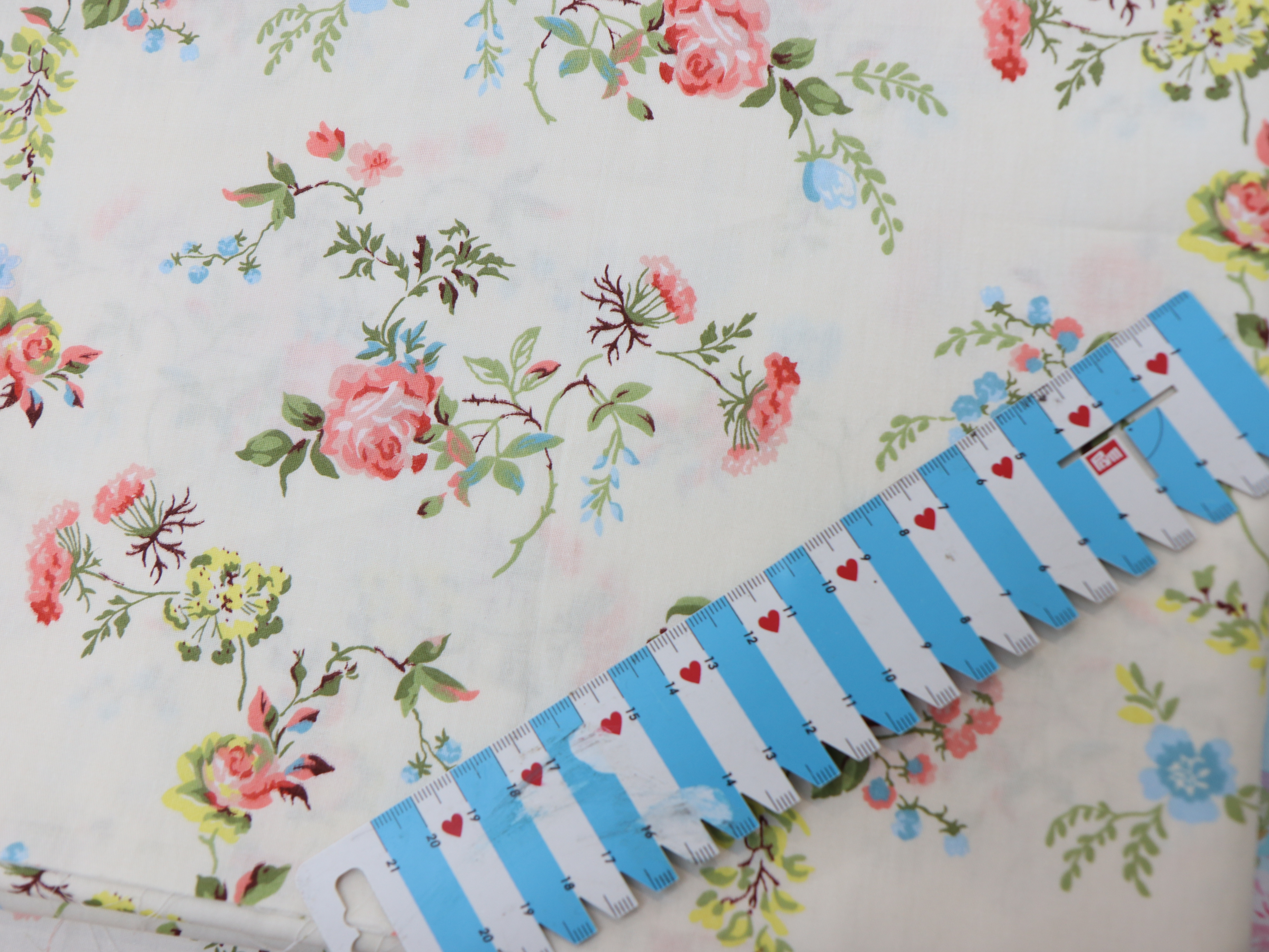 картинка Ткань хлопок "Летняя фантазия" молочный . от магазина Ариши Рукодельные нежности